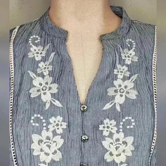 Tommy Hilfiger Women's Embroidered Crinkle Peasant Top -Gray Size Medium - Picture 4 of 9